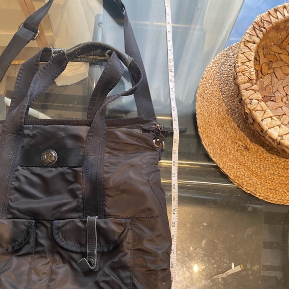 Lululemon designed in Vancouver in 1998 black shoulder bag… - Picture 12 of 12